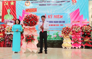 Đồng chí Bí thư Đảng ủy – Chủ tịch HĐND xã Xuân Lộc Nguyễn Thị Cát Tiên dự và chúc mừng khai giảng tại Trường THPT Xuân Lộc