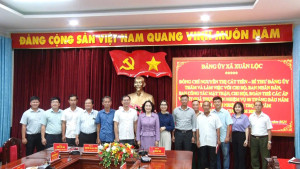 Bí thư Đảng ủy Xuân Lộc Nguyễn Thị Cát Tiên làm việc với các ấp về kết quả thực hiện nhiệm vụ 8 tháng đầu năm 2025