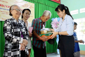 Ủy ban MTTQ Việt Nam xã Xuân Lộc tặng 100 phần quà cho các hộ khó khăn