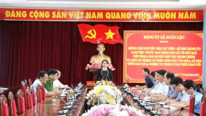 Bí thư Đảng ủy Xuân Lộc Nguyễn Thị Cát Tiên làm việc với UBND xã về kết quả tiếp nhận, giải quyết thủ tục hành chính