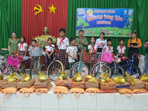 Phòng Kỹ thuật nghiệp vụ và ngoại tuyến (PA06) Công an tỉnh phối hợp tổ chức “Đêm hội trăng rằm” tại xã Xuân Lộc