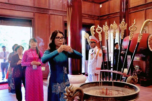 Đoàn đại biểu dự Đại hội đại biểu Phụ nữ xã Xuân Lộc lần thứ I, nhiệm kỳ 2025-2030 viếng Đền thờ liệt sĩ Xuân Lộc