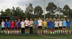 Chủ tịch UBND xã Xuân Lộc trao 10 triệu đồng, động viên tinh thần đội bóng U15 trước khi tham dự giải