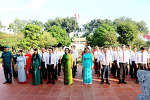 Đoàn đại biểu dự Đại hội Hội Nông dân xã Xuân Lộc viếng Đền thờ Liệt sĩ Xuân Lộc