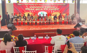 Tặng 100 phần quà cho bà con có hoàn cảnh khó khăn