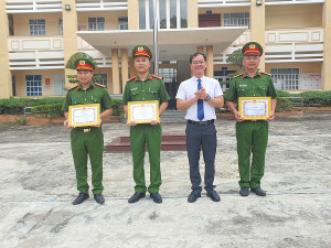 Tặng giấy khen cho 03 tập thể và 10 cá nhân có thành tích xuất sắc trong cao điểm tấn công trấn áp tội phạm
