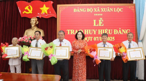 Đồng chí Nguyễn Thị Cát Tiên, Bí thư Đảng ủy - Chủ tịch HĐND xã trao tặng Huy hiệu Đảng đợt 7/11 cho 12 đảng viên