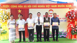 Đồng chí Nguyễn Hữu Nguyên -  Phó Chủ tịch Ủy ban MTTQ Việt Nam tỉnh Đồng Nai dự Ngày hội Đại đoàn kết toàn dân tộc tại ấp Trung Sơn
