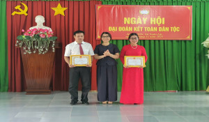 Đồng chí Ngô Thị An, Phó Bí thư Thường trực Đảng ủy xã Xuân Lộc, dự Ngày hội Đại đoàn kết toàn dân tộc ấp Tân Tiến