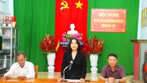 Đồng chí Nguyễn Thị Cát Tiên - Bí thư Đảng ủy, Chủ tịch HĐND xã tiếp xúc cử tri ấp Gia Ray 1