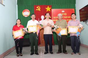 Đồng chí Lê Khắc Sơn – Phó Bí thư Đảng ủy, Chủ tịch UBND xã dự Ngày hội Đại đoàn kết toàn dân tộc tại ấp Gia Ray 4