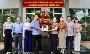Lãnh đạo Đảng ủy xã đến thăm, chúc mừng Ngày Nhà giáo Việt Nam 20-11