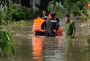 Mưa lớn gây ngập sâu tại xã Xuân Lộc, hàng chục hộ dân được hỗ trợ di dời tài sản