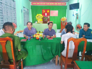 Xã Xuân Lộc vận động hộ dân tự tháo dỡ công trình vi phạm hành lang an toàn đường bộ