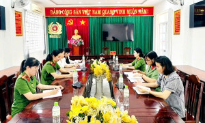 Ban Thường vụ Hội LHPN xã Xuân Lộc làm việc với Chi hội Phụ nữ Công an về hoạt động Hội và phong trào Phụ nữ