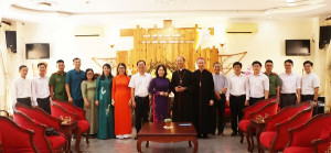 Bí thư Đảng ủy Xuân Lộc chúc mừng Giáng sinh tại Tòa Giám mục Xuân Lộc