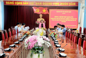 Đồng chí Nguyễn Thị Cát Tiên - Bí thư Đảng ủy - Chủ tịch HĐND xã chủ trì cuộc họp với Ủy ban Mặt trận Tổ quốc Việt Nam và các tổ chức chính trị - xã hội xã triển khai nhiệm vụ trọng tâm năm 2026