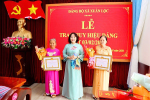 Đảng ủy xã Xuân Lộc trao Huy hiệu Đảng cho 13 đảng viên đợt 3/2