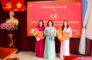 Đảng ủy xã Xuân Lộc trao quyết định công tác cán bộ