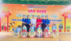 Xuân Lộc: Các trường học trao quà “Tết yêu thương” cho học sinh có hoàn cảnh khó khăn