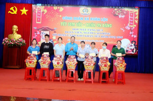 Công đoàn xã Xuân Lộc tổ chức họp mặt, tặng quà Tết cho đoàn...