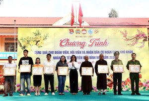 Ấm áp chương trình tặng quà tết Nguyên đán Bính Ngọ 2026 cho các hộ khó khăn