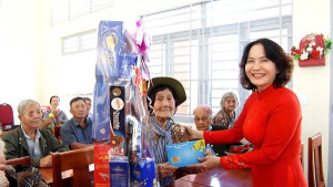 Bí thư Đảng ủy Xuân Lộc thăm tặng quà gia đình chính sách tiêu biểu