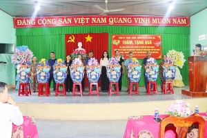Phó Bí thư Thường trực Đảng ủy xã Xuân Lộc tặng quà gia đình chính sách nhân dịp Tết Nguyên đán Bính Ngọ 2026