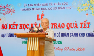Đại tướng Phạm Văn Trà tặng quà cho học sinh khó khăn Trường THCS Trần Phú