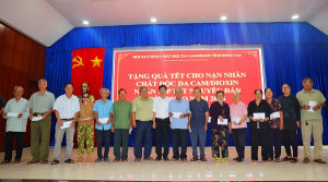 Trao 40 phần quà cho gia đình nạn nhân chất độc da...