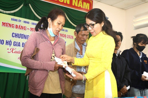 Phó Bí thư Thường trực Đảng ủy xã Ngô Thị An dự chương trình trao quà Tết cho các hộ gia đình có hoàn cảnh khó khăn