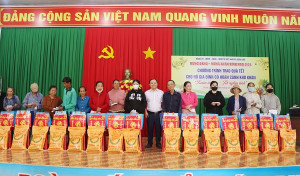 Xã Xuân Lộc tặng 160 phần quà cho gia đình khó khăn.