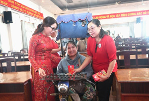 Hội Chữ thập đỏ tỉnh Đồng Nai trao 100 phần quà Tết các hộ gia đình có hoàn cảnh khó khăn tại xã Xuân Lộc