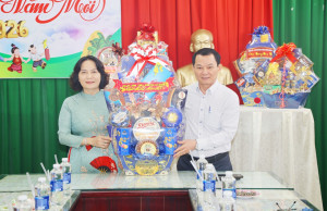 Lãnh đạo xã Xuân Lộc thăm, tặng quà Tết các đơn vị làm việc xuyên Tết