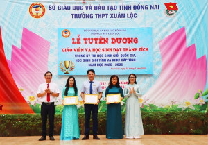 Trường THPT Xuân Lộc tuyên dương giáo viên và học sinh đạt thành tích cao trong các kỳ thi học sinh giỏi quốc gia, học sinh giỏi cấp tỉnh.