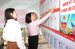 Bí thư Đảng ủy, Chủ tịch HĐND xã Nguyễn Thị Cát Tiên kiểm tra công tác chuẩn bị bầu cử