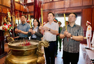 Đoàn Đại biểu Quốc hội đơn vị tỉnh Đồng Nai đến viếng tại Đền thờ Liệt sĩ Xuân Lộc