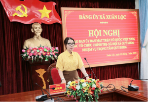 Đồng chí Ngô Thị An, Phó Bí thư Thường trực Đảng ủy xã chủ trì Hội nghị giao ban với Ủy ban MTTQ Việt Nam xã và các tổ chức chính trị - xã hội