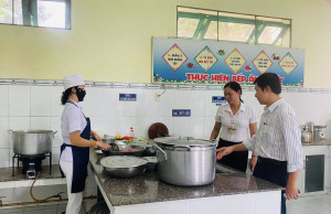Đoàn giám sát của Trung tâm Kiểm soát bệnh tật tỉnh Đồng Nai giám sát công tác y tế trường học tại Trường mầm non Suối Cát