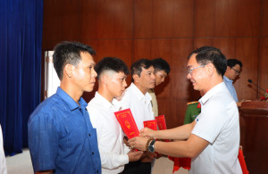 Xuân Lộc: Trao Quyết định công nhận Tổ viên Tổ bảo vệ an ninh, trật tự ở cơ sở