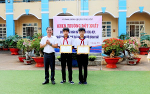 Chủ tịch UBND xã Xuân Lộc khen thưởng học sinh nhặt được của rơi, trả lại cho người đánh mất
