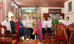 Xuân Lộc trao Huy hiệu 60 năm tuổi Đảng trước hạn cho đảng viên Văn Thị Loan