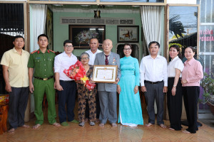 Xuân Lộc trao huy hiệu 65 năm tuổi Đảng cho đảng viên  Lão thành cách mạng