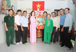 Lãnh đạo xã Xuân Lộc thăm, tặng quà Mẹ Việt Nam Anh hùng và gia đình chính sách
