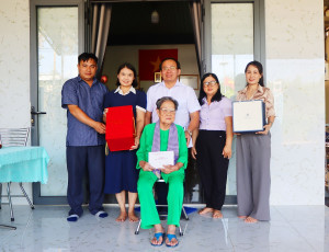 Thành ủy Đồng Nai tặng quà Mẹ Việt Nam Anh Hùng Trần Thị Kim Vệ