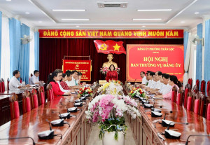 Đồng chí Nguyễn Thị Cát Tiên, Bí thư Đảng uỷ, Chủ tịch HĐND phường Xuân Lộc chủ trì hội nghị Ban Thường vụ Đảng uỷ
