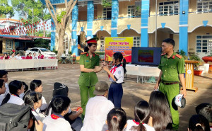 Tuyên truyền, phổ biến kiến thức và các quy định của pháp luật về an ninh trật tự, an toàn giao thông tại trường THCS Phan Bội Châu