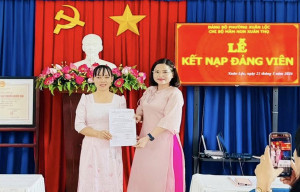 Thêm một giáo viên mầm non được kết nạp vào hàng ngũ của Đảng