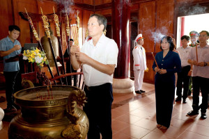 Đồng chí Bí thư Thành ủy Vũ Hồng Văn dâng hương viếng Đền thờ Liệt sĩ Xuân Lộc