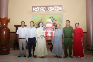 Đồng chí Nguyễn Thị Cát Tiên, Bí thư Đảng ủy, Chủ tịch HĐND phường thăm, tặng quà các cơ sở thờ tự Phật giáo.